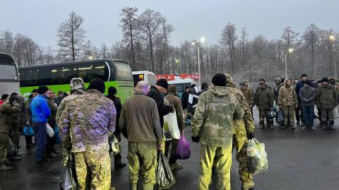 La Comisionada de Derechos Humanos de Rusia, Tatiana Moskalkova, se reúne con presuntos militares rusos capturados tras el último intercambio de prisioneros de guerra en un lugar desconocido