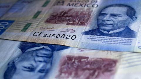 El tipo de cambio cerró a un nivel de 20.6579 unidades por dólar, lo que representó para la moneda local una depreciación de 1.67%.

Para más información del tema, visita: https://www.eleconomista.com.mx/mercados/precio-dolar-hoy-30-diciembre-2024-cerro-20241230-740066.html

¡Síguenos en nuestras redes sociales para mantenerte informado!

Twitter: https://twitter.com/eleconomista 
Facebook: https://www.facebook.com/ElEconomista.mx
Instagram: https://www.instagram.com/eleconomistamx
LinkedIn: https://www.linkedin.com/company/el-economista/

#ElEconomista #EETV