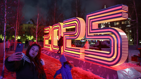 La gente se reúne cerca de una decoración de Año Nuevo de 2025 en el centro de Moscú, Rusia, el 31 de diciembre de 2024.