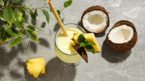 Smoothie de piña, cúrcuma y coco