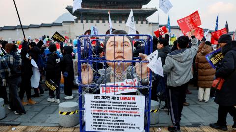 Manifestantes asisten a una protesta contra el presidente destituido de Corea del Sur, Yoon Suk Yeol, en Seúl
