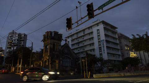 El servicio eléctrico se restablecía más pronto de lo esperado este miércoles en Puerto Rico, luego de un apagón generalizado que afectó a casi toda la isla en Nochevieja.