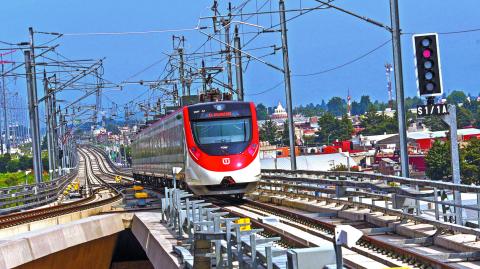 TOLUCA, ESTADO DE M…XICO, 15SEPTIEMBRE2023.-  Primeros usuarios de El Insurgente Tren Interurbano MÈxico-Toluca, a partir de las 15 hrs de este viernes las puertas de las estaciones fueron abiertas para que los ciudadanos pudieran dar un recorrido, durante el mes de septiembre no tendr· costo y ser· de octubre a junio del 2024 cuando el servicio tenga un costo de 15 pesos. FOTO: CRISANTA ESPINOSA AGUILAR/CUARTOSCURO.COM