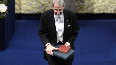 El Premio Nobel de Química 2013, Martin Karplus, posa con su medalla durante la ceremonia de entrega de los Premios Nobel de Medicina, Física, Química, Literatura y Ciencias Económicas en la Sala de Conciertos de Estocolmo el 10 de diciembre de 2013.