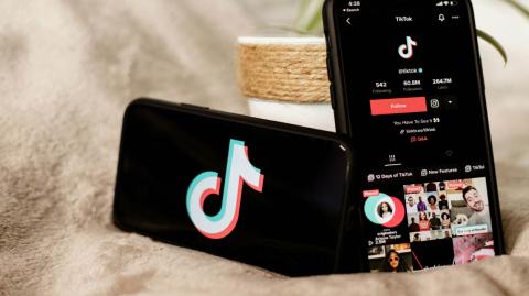 TikTok sabía desde hace tiempo que sus videos de transmisiones en vivo fomentaban conductas sexuales y explotaban a menores, pero se hizo de la vista gorda. 

Para más información del tema, visita: https://www.eleconomista.com.mx/internacionales/tiktok-sabia-transmisiones-vivo-fomentaban-conductas-sexuales-20250103-740507.html 

¡Síguenos en nuestras redes sociales para mantenerte informado! 

Twitter: https://twitter.com/eleconomista 
Facebook: https://www.facebook.com/ElEconomista.mx 
Instagram: https://www.instagram.com/eleconomistamx 
LinkedIn: https://www.linkedin.com/company/el-economista/ 

#ElEconomista #EETV