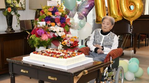 Fotografía de archivo tomada el 23 de mayo de 2024, donde se muestra a la japonesa Tomiko Itooka celebrando su 116 cumpleaños en la ciudad de Ashiya, prefectura de Hyogo.