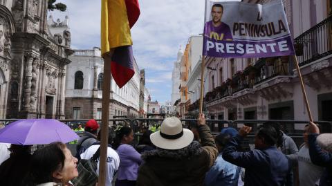 Los partidarios del presidente de Ecuador, Daniel Noboa, se reúnen cerca del palacio de gobierno en Quito.