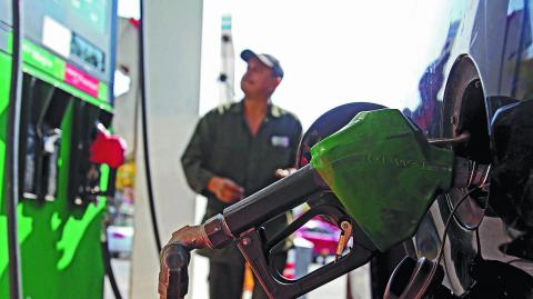 GUADALAJARA, JALISCO, 02ENERO2018.- Usuarios tapatv?os que visitan las distintas Gasolineras de la ciudad, recienten el incremento de los combustibles al inicio del av±o.FOTO: FERNANDO CARRANZA GARCIA / CUARTOSCURO.COM