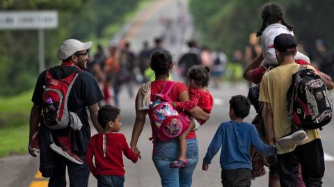 Trump hizo de la narrativa antimigratoria el centro de su exitosa campaña electoral y ha prometido deportaciones masivas.

Para más información del tema, visita: https://www.eleconomista.com.mx/internacionales/guatemala-prepara-posibles-deportaciones-masivas-trump-20250106-740708.html

¡Síguenos en nuestras redes sociales para mantenerte informado!

Twitter: https://twitter.com/eleconomista 
Facebook: https://www.facebook.com/ElEconomista.mx
Instagram: https://www.instagram.com/eleconomistamx
LinkedIn: https://www.linkedin.com/company/el-economista/

#ElEconomista #EETV