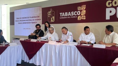 Funcionarios de Sedatu, Conavi, Infonavit y del gobierno del Tabasco durante la firma del convenio para la construcción de vivienda