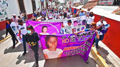 A dos años de la desaparición y asesinato de la niña Ayelin Iczae, feministas, activistas y estudiantes de la Escuela Normal Rural 'Raúl Isidro Burgos' de Ayotzinapa, marcharon por las calles de Tixtla para exigir justicia por este crimen.