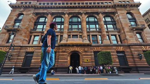 El Banco de México se ocupa de colocar los instrumentos de deuda del Gobierno Federal.