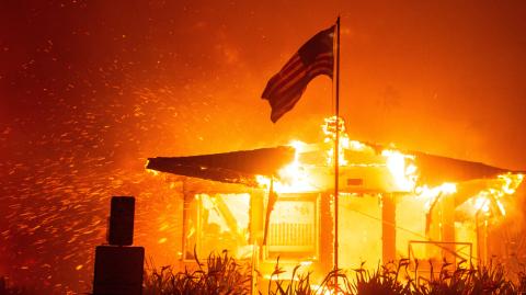 El Departamento de Bomberos ha insistido en que los incendios están contenidos "al cero por ciento", en un aviso a la población publicado en redes sociales.