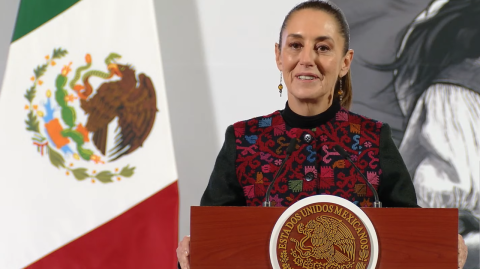 La presidenta de México, Claudia Sheinbaum, dijo que el nombre de Golfo de México es reconocido por las Naciones Unidas, un día después de que Donald Trump prometiera que cuando llegue al poder le cambiará el nombre

Para más información del tema, visita: https://www.eleconomista.com.mx/politica/sheinbaum-le-responde-trump-nombre-golfo-mexico-reconocido-onu-20250108-741035.html
Twitter: https://twitter.com/eleconomista 
Sitio web: https://www.eleconomista.com.mx/ 
Facebook: https://www.facebook.com/ElEconomista.mx 

#ElEconomista #CapitalHumano #EETV