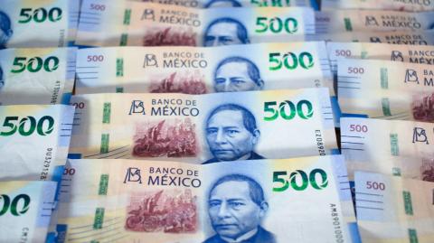 La divisa retrocede ante un avance global del dólar y tras la divulgación de cifras locales de inflación que apoyan la apuesta de que Banxico seguirá flexibilizando su postura monetaria.

Para más información del tema, visita: https://www.eleconomista.com.mx/mercados/precio-dolar-hoy-9-enero-2024-cotiza-20250109-741224.html
Twitter: https://twitter.com/eleconomista 
Sitio web: https://www.eleconomista.com.mx/ 
Facebook: https://www.facebook.com/ElEconomista.mx 

#ElEconomista #CapitalHumano #EETV