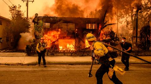 Bomberos intentan controlar el fuego que ha devorado varios edificios en Eaton, en el área de Altadena del condado de Los Ángeles, California.