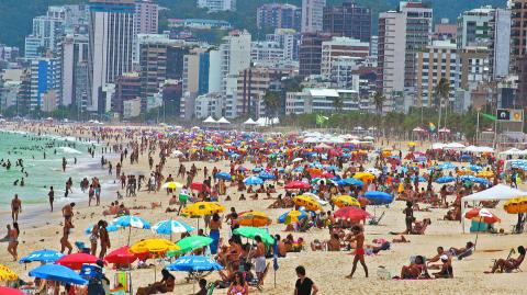 Sólo en diciembre, 690,236 extranjeros visitaron Brasil, un 11.1% más que lo registrado en el mismo mes de 2023, siendo el tercer mejor diciembre de la serie histórica iniciada en 1995. AFP PHOTO/VANDERLEI ALMEIDA (Photo by VANDERLEI ALMEIDA / AFP)