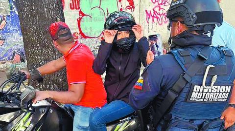 María Corina Machado videograbada por un oficial de la Policía Nacional después de pronunciar un discurso, en Caracas. (Photo by Handout / Agencia Venezuela News / AFP) / RESTRICTED TO EDITORIAL USE - MANDATORY CREDIT "AFP PHOTO /  AGENCIA VENEZUELA NEWS / HANDOUT " - NO MARKETING NO ADVERTISING CAMPAIGNS - DISTRIBUTED AS A SERVICE TO CLIENTS