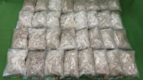 El gobierno de Chile anunció este viernes la mayor incautación de metanfetamina realizada hasta la fecha en el país sudamericano, con 844 kilos de esta droga sintética cuyo valor de venta fue estimado en aproximadamente 16 millones de dólares. 

Para más información del tema, visita: https://www.eleconomista.com.mx/internacionales/chile-anuncia-mayor-incautacion-metanfetamina-detiene-dos-mexicanos-ligados-cjng-20250110-741401.html 
Twitter: https://twitter.com/eleconomista 
Sitio web: https://www.eleconomista.com.mx/ 
Facebook: https://www.facebook.com/ElEconomista.mx 

#ElEconomista #CapitalHumano #EETV