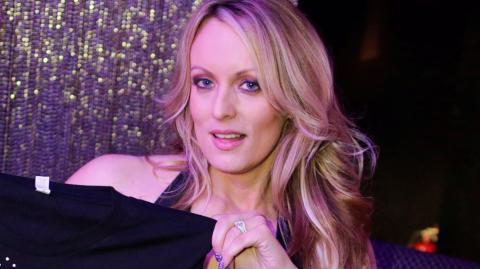 Donald Trump fue condenado este viernes por el caso de la exactriz de cine porno Stormy Daniels en una sentencia simbólica aunque histórica que no implica cárcel ni multa, pero que convierte al presidente electo en el primer delincuente convicto en llegar a la Casa Blanca.

Para más información del tema, visita: https://www.eleconomista.com.mx/internacionales/donald-trump-condenado-caso-stormy-daniels-pisara-carcel-20250110-741410.html 

¡Síguenos en nuestras redes sociales para mantenerte informado!

Twitter: https://twitter.com/eleconomista 
Facebook: https://www.facebook.com/ElEconomista.mx
Instagram: https://www.instagram.com/eleconomistamx
LinkedIn: https://www.linkedin.com/company/el-economista/

#ElEconomista #EETV