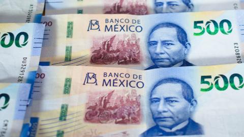 Afectada por un fortalecimiento del billete verde, tras conocer cifras laborales sólidas de Estados Unidos, la divisa local cayó y amplió su racha negativa.

Para más información del tema, visita: https://www.eleconomista.com.mx/mercados/precio-dolar-hoy-10-enero-2024-cerro-20250110-741476.html

¡Síguenos en nuestras redes sociales para mantenerte informado!

Twitter: https://twitter.com/eleconomista 
Facebook: https://www.facebook.com/ElEconomista.mx
Instagram: https://www.instagram.com/eleconomistamx
LinkedIn: https://www.linkedin.com/company/el-economista/

#ElEconomista #EETV