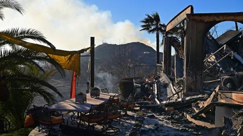 Muebles de jardín apenas dañados se encuentran entre los escombros de una casa destruida por el incendio Palisades, cerca de Saddle Peak, en las montañas de Santa Mónica, entre Malibú y Calabasas, California.