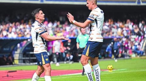 Pumas' midfielder #07 Rodrigo Lopez celebrates with teammate Pumas' forward #09 Guillermo Martinez after scoring during the Liga MX Clausura football match between Pumas and Necaxa at the Olimpico Universitario stadium in Mexico City on January 12, 2025. (Photo by Carl de Souza / AFP)