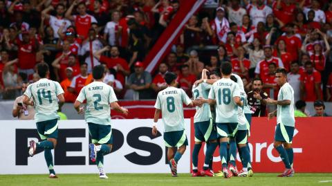 Erik Lira celebra gol anotado en el Estadio Beira Rio, Porto Alegre, Brasil.