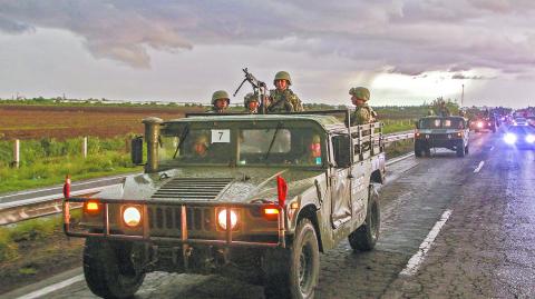 La militarización de la seguridad pública sigue como un foco rojo en materia de derechos humanos, denunció Human Rights Watch.