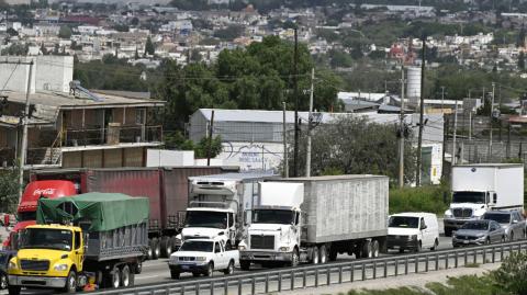 El secretario de Movilidad del Estado de México, Daniel Sibaja, dijo que las demandas del gremio serán atendidas por distintas instancias del gobierno.

Para más información del tema, visita: https://www.eleconomista.com.mx/politica/que-marcha-rumbo-zocalo-transportistas-cdmx-edomex-20250117-742437.html
Twitter: https://twitter.com/eleconomista 
Sitio web: https://www.eleconomista.com.mx/ 
Facebook: https://www.facebook.com/ElEconomista.mx 

#ElEconomista #CapitalHumano #EETV