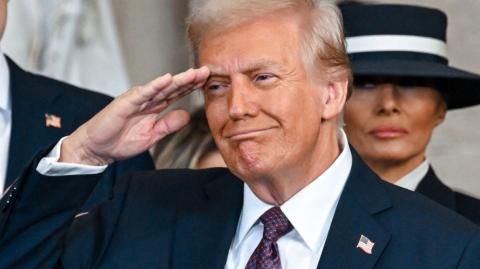 El recién jurado presidente de Estados Unidos busca poner fin a una política que reconocía un tercer género en algunas cuestiones, así como a varios programas de diversidad.