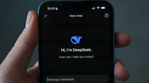 Versión móvil de DeepSeek, aplicación de Inteligencia Artificial china que busca competir con ChatGPT de OpenAI.