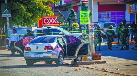 En otras entidades como Guerrero, algunas escuelas han permanecido cerradas por un año debido a la combinación de fenómenos naturales y violencia, afectando a más de 170 estudiantes.

Para más información del tema, visita: https://www.eleconomista.com.mx/politica/violencia-cierran-escuelas-34-municipios-7-estados-20250128-743902.html

¡Síguenos en nuestras redes sociales para mantenerte informado!

Twitter: https://twitter.com/eleconomista 
Facebook: https://www.facebook.com/ElEconomista.mx
Instagram: https://www.instagram.com/eleconomistamx
LinkedIn: https://www.linkedin.com/company/el-economista/

#ElEconomista #EETV