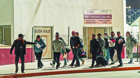 La Concanaco-Servytur adelantó que su gremio ofrecerá alrededor de 20,000 vacantes para los repatriados desde Estados Unidos, dando prioridad a los mexicanos; pero pidió el apoyo de las autoridades para que los regresen y ubiquen en sus poblaciones, y no saturen la zona fronteriza del país. 

Para más información del tema, visita: https://www.eleconomista.com.mx/empresas/concanaco-servytur-ofrecera-20-000-vacantes-repatriados-eu-daran-prioridad-mexicanos-20250128-743969.html 
Twitter: https://twitter.com/eleconomista 
Sitio web: https://www.eleconomista.com.mx/ 
Facebook: https://www.facebook.com/ElEconomista.mx 

#ElEconomista #CapitalHumano #EETV