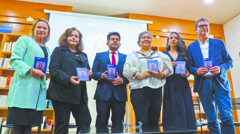 La embajadora de Francia en México, Delphine Borione (primera de la izq), acompañada de directoras de museos y representantes gubernamentales. Foto EE: Rosario Servin