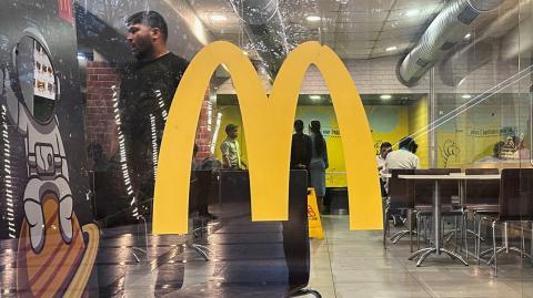 Gente dentro de un restaurante de McDonald's.