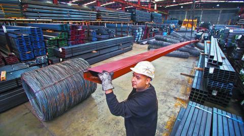 El acero exportado de México a EU debe ser vertido y fundido en nuestro país. (Photo by Julio Cesar AGUILAR / AFP)