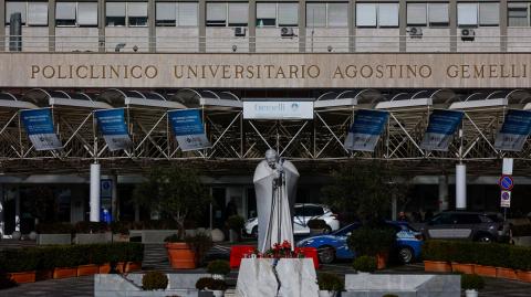 Una vista general del Hospital Gemelli donde el Papa Francisco está hospitalizado para recibir tratamiento de bronquitis en Roma, Italia.