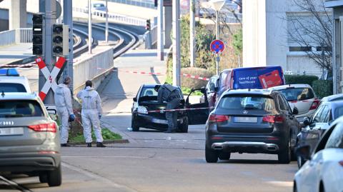 Un automóvil dañado se ve mientras la policía asegura el área cerca del lugar donde se produjo un ataque con un automóvil en Mannheim, en el suroeste de Alemania.