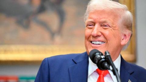 El presidente de Estados Unidos informó a los reporteros que agregaría otro arancel del 10% a los productos originarios de China, además del 10% inicial que puso en marcha el mes pasado. 

Para más información del tema, visita: https://www.eleconomista.com.mx/empresas/trump-afirma-aplicara-arancel-general-25-mexico-canada-4-marzo-20250303-748743.html 

¡Síguenos en nuestras redes sociales para mantenerte informado! 

Twitter: https://twitter.com/eleconomista 
Facebook: https://www.facebook.com/ElEconomista.mx 
Instagram: https://www.instagram.com/eleconomistamx 
LinkedIn: https://www.linkedin.com/company/el-economista/ 

#ElEconomista #EETV