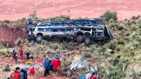 Este hecho se produce apenas dos días después de otro accidente entre dos autobuses en el occidente de Bolivia que dejó 37 personas muertas y decenas de heridos.

Para más información del tema, visita: https://www.eleconomista.com.mx/internacionales/autobus-desbarranca-bolivia-chocar-camioneta-reportan-31-muertos-20250303-748772.html

¡Síguenos en nuestras redes sociales para mantenerte informado!

Twitter: https://twitter.com/eleconomista 
Facebook: https://www.facebook.com/ElEconomista.mx
Instagram: https://www.instagram.com/eleconomistamx
LinkedIn: https://www.linkedin.com/company/el-economista/

#ElEconomista #EETV