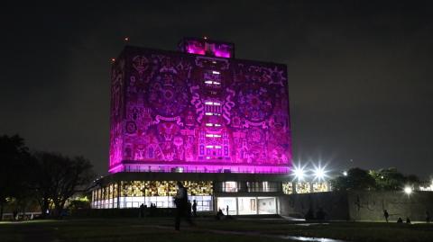 Debido al próximo 8 de marzo, la UNAM iluminó de morado las fachadas de algunos de sus edificios.