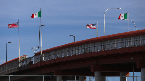 Un puente con banderas de México y Estados Unidos se ve en la frontera de El Paso, Texas, con Ciudad Juárez, Chihuahua.