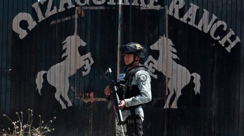 Un miembro de la Guardia Nacional custodia la entrada del Rancho Izaguirre, en donde el colectivo 'Guerreros Buscadores' ubicó tres crematorios clandestinos.