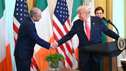 El presidente Donald Trump estrecha la mano del primer ministro irlandés, Micheal Martin, durante una recepción del Día de San Patricio.