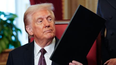 Donald Trump llamó este martes "lunático radical de izquierda" al juez que ordenó suspender la expulsión de migrantes bajo una ley de guerra del siglo XVIII y pidió destituirlo, en un ataque frontal al poder judicial.