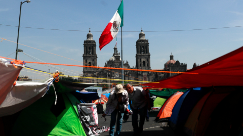 Plantón de integrantes de la Coordinadora Nacional de Trabajadores de la Educación en el Zócalo de la Ciudad de México.