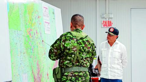 Nueve integrantes del Clan del Golfo, el mayor cártel del narcotráfico en Colombia, murieron en un bombardeo del Ejército y la Fuerza Aérea, informó este martes el presidente colombiano, Gustavo Petro.

Para más información del tema, visita: https://www.eleconomista.com.mx/internacionales/bombardeo-cartel-colombiano-clan-golfo-deja-nueve-muertos-gustavo-petro-20250325-751961.html

¡Síguenos en nuestras redes sociales para mantenerte informado!

Twitter: https://twitter.com/eleconomista 
Facebook: https://www.facebook.com/ElEconomista.mx
Instagram: https://www.instagram.com/eleconomistamx
LinkedIn: https://www.linkedin.com/company/el-economista/

#ElEconomista #EETV