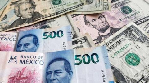 El tipo de cambio subió tras una sesión volátil por la espera de que el presidente de Estados Unidos diera a conocer los detalles sobre sus planes arancelarios.

Para más información del tema, visita: https://www.eleconomista.com.mx/mercados/precio-dolar-hoy-2-abril-2025-cuanto-cerro-20250402-753185.html 

¡Síguenos en nuestras redes sociales para mantenerte informado!

Twitter: https://twitter.com/eleconomista 
Facebook: https://www.facebook.com/ElEconomista.mx
Instagram: https://www.instagram.com/eleconomistamx
LinkedIn: https://www.linkedin.com/company/el-economista/

#ElEconomista #EETV