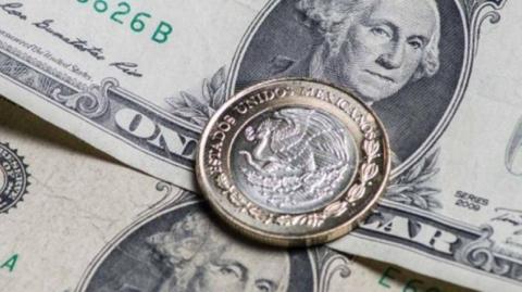 El tipo de cambio se eleva con fuerza debido a la aversión al riesgo, tras conocerse que el gigante asiático impondrá tarifas de 34% a los productos estadounidenses.

Para más información del tema, visita: https://www.eleconomista.com.mx/mercados/precio-dolar-hoy-3-abril-2025-cuanto-cotiza-20250404-753510.html


Twitter: https://twitter.com/eleconomista   
Sitio web: https://www.eleconomista.com.mx/   
Facebook: https://www.facebook.com/ElEconomista.mx   
 
#ElEconomista#EETV
